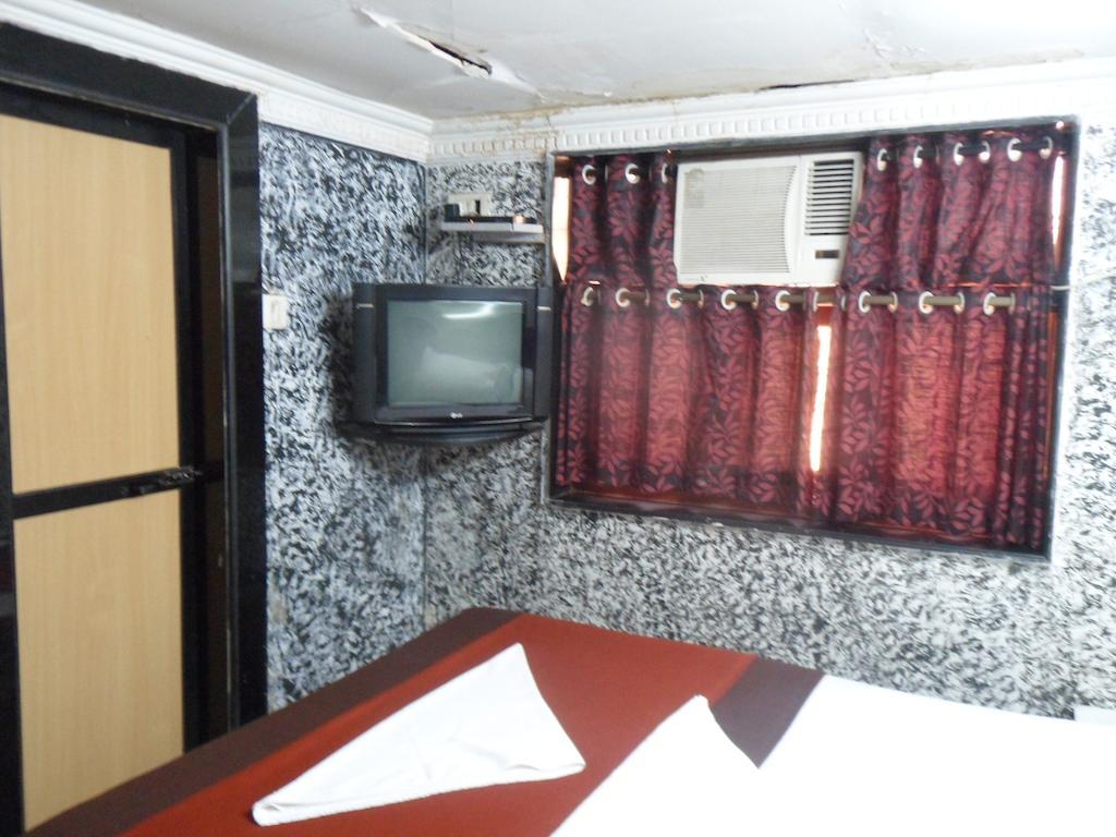 Hotel Happyland Mumbai  Buitenkant foto