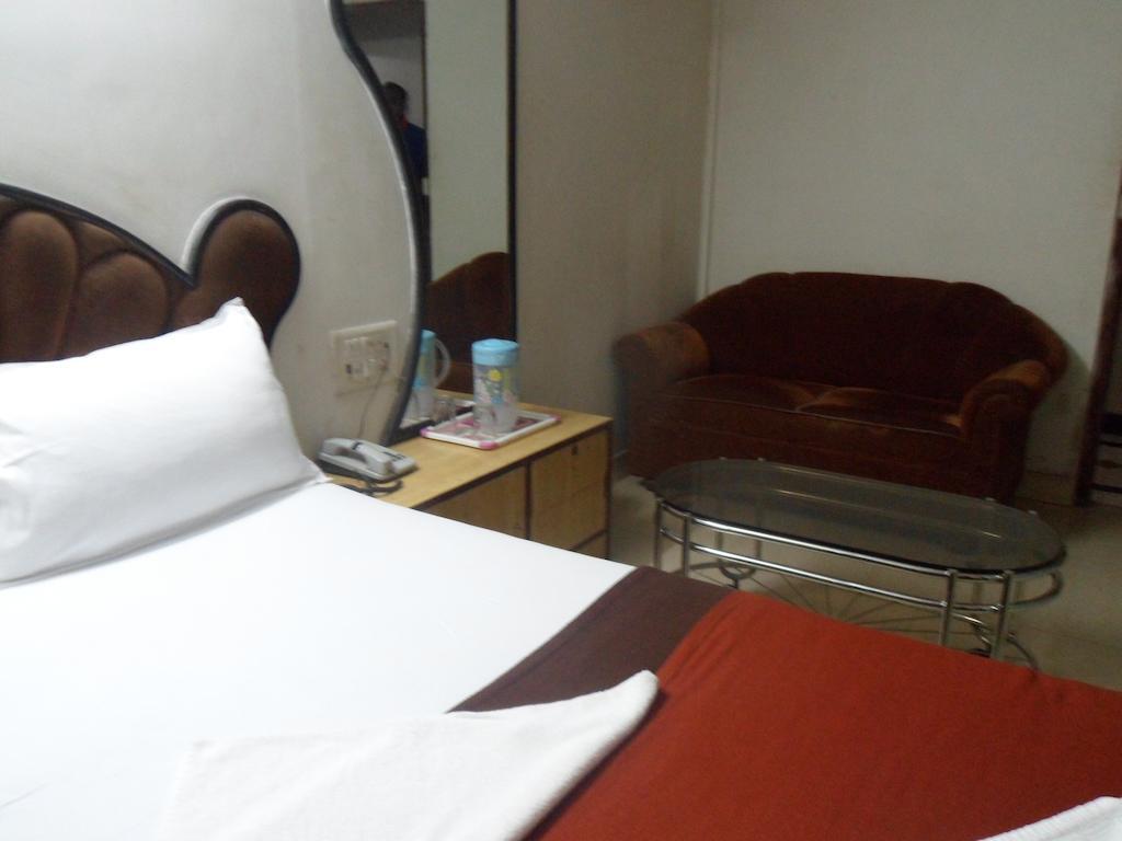 Hotel Happyland Mumbai  Buitenkant foto